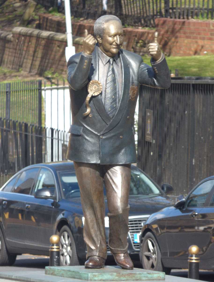 Statue+of+Sir+Jack+Hayward+at+The+Molineux+in+Wolverhampton